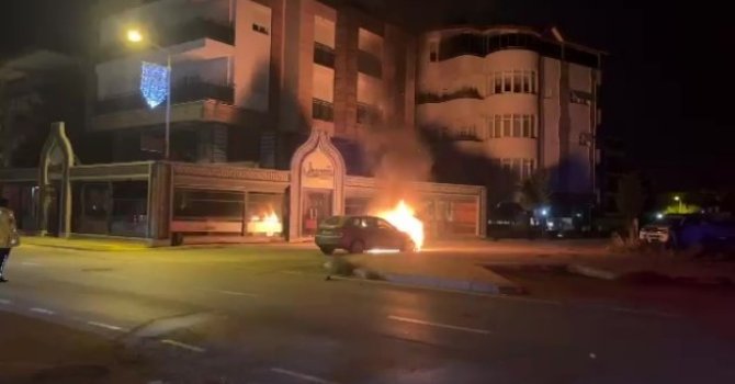 Arızalanan otomobil itilerek çalıştırılmak istenince yandı