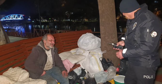 Bankta hayatını sürdüren adam, otelde konaklamayı kabul etmedi