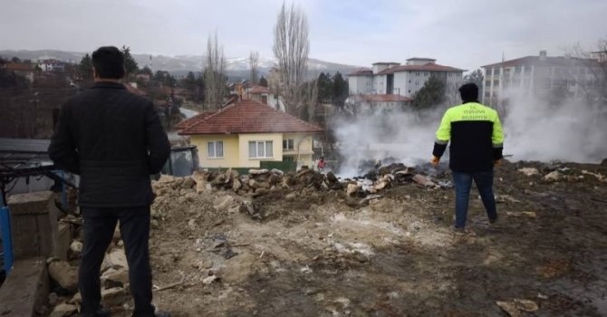 Burdur’da yangında evde mahsur kalan vatandaşı itfaiye erleri kurtardı