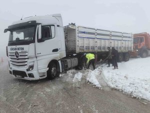 Hatay’da karla kaplı yolda sürücüler zor anlar yaşadılar