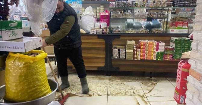 Antalya’da sağanak hayatı felç etti: İş yerleri su basan esnaf sabahın ilk ışığıyla temizliğe başladı