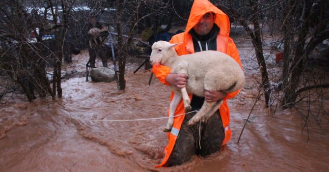 Büyükşehir ekipleri yağmur ve fırtınaya karşı seferber oldu
