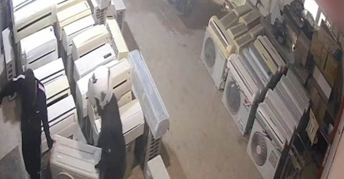 Klimayı çalarken önce kameraya, sonra polise yakalandılar