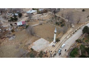 Cemaat, imam, minare var fakat cami yok