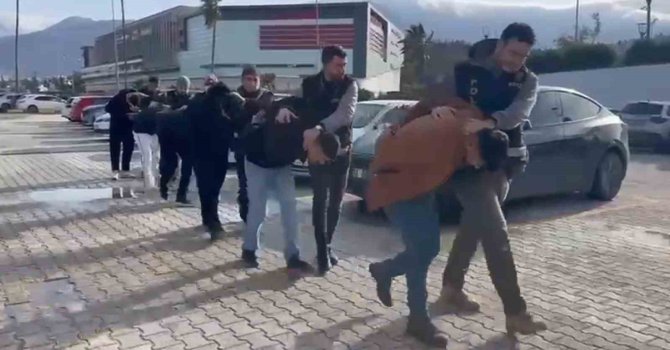 Şiddet uygulayarak banka hesabındaki 35 bin TL’yi ve cep telefonunu gasp eden 6 kişi tutuklandı