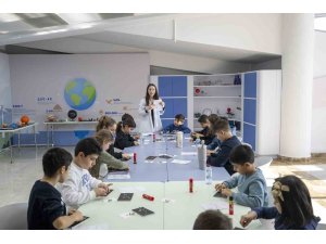 Mersin’de çocuklar yarıyıl tatilinde bilimi keşfediyor