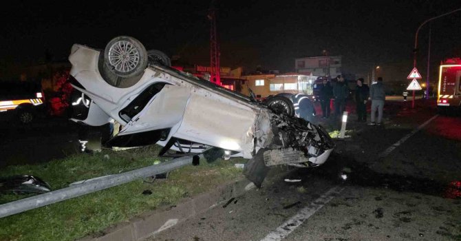 Aydınlatma direğine çarpan otomobil takla attı: 1 yaşındaki bebek öldü, anne ve baba yaralandı