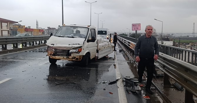 Kamyonet kazasında etilen tüpler yola saçıldı