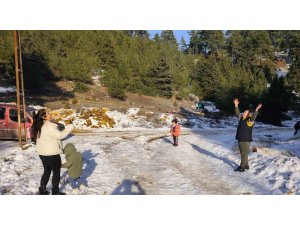 Mersinliler hafta sonu kar yağan yaylalara akın etti