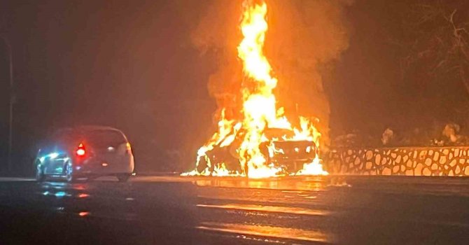 Burdur’da lüks otomobil alev alev yandı