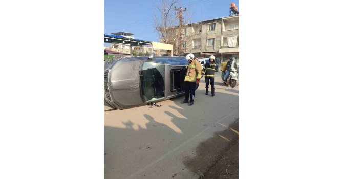 Kırıkhan’da otomobil yan yattı: 2 yaralı