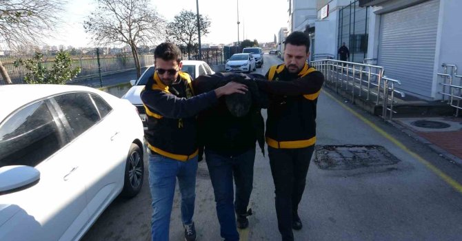 Adana’da kaskla servis aracının camını kıran sürücü serbest kaldı