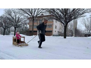 Torununu kızakla çekerek antrenman yapıyor