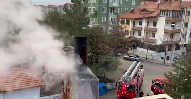 Isparta’da evin bacasında çıkan yangın maddi hasara yol açtı