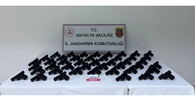 Antalya’da durdurulan araçtan 45 adet ruhsatsız tabanca çıktı