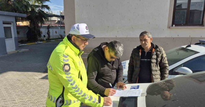 Kaskla servis aracının camını kıran motosikletlinin ehliyetine el konuldu