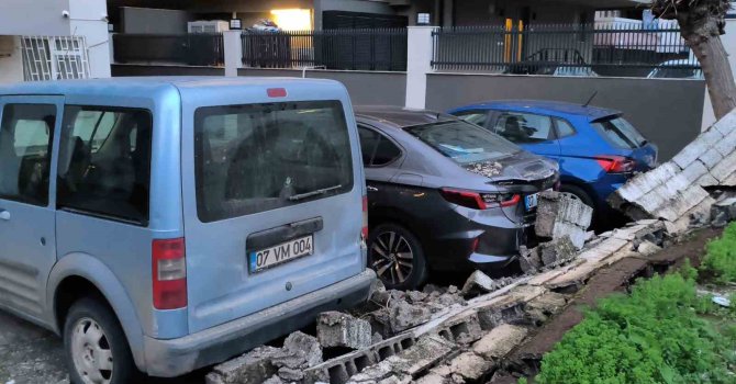 Antalya’da şiddetli rüzgarda halı sahanın tavanı çöktü