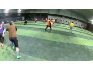 Halı sahanın çatısı çöktü... Futbolcuların koşarak kaçtığı anlar kamerada