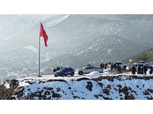 Hatay’ın zirvesinde gururlandıran bayrak değişimi