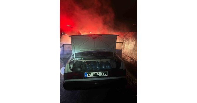 Isparta’da seyir halindeki Fiat Tofaş otomobil alev aldı