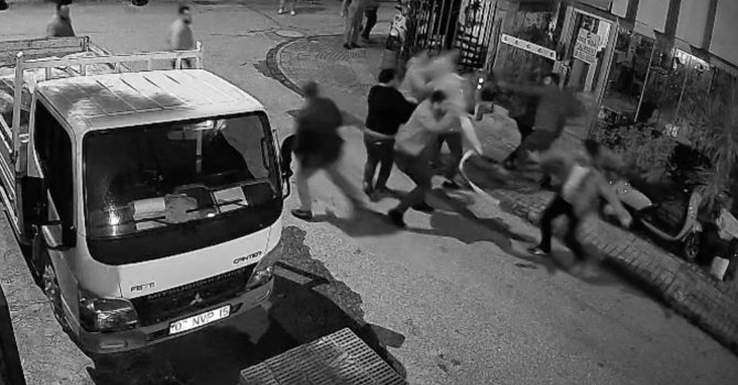 Alacak verecek meselinden birbirlerine girdiler, adliyeye sargılar içinde sevk edildiler