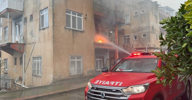 Gazipaşa’da üç katlı evin ikinci katında yangın çıktı