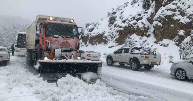Antalya’da kar yağışı başladı, Alacabel beyaza büründü