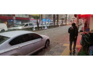 Silifke’de dolu felaketi: Sokaklar beyaza büründü, tarım alanları zarar gördü