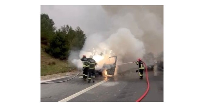 Osmaniye’de tarım işçilerini taşıyan minibüs yandı