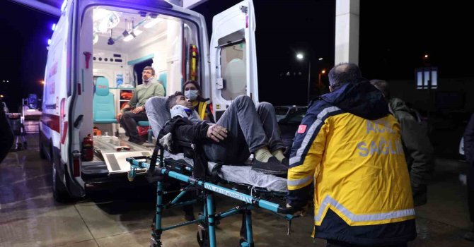 Adana’da fabrika işçilerini taşıyan minibüs devrildi: 13 yaralı