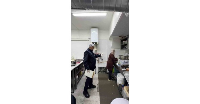 Zabıta denetimi esnasında mutfak tezgahında yıkanan paspas mide bulandırdı