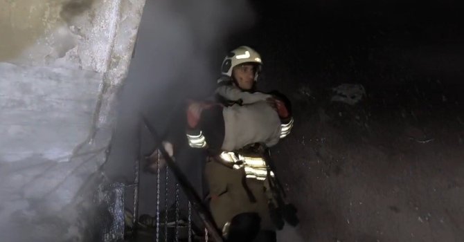 Yanan evdeki 7 kişilik aileyi itfaiye kurtardı