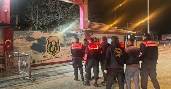 Köy evlerini soyan 3 kişilik hırsızlık ekibi, çalıntı eşyaları hurdacıya satarken yakalandı