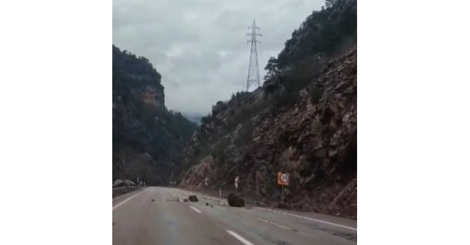 Saimbeyli’de yağışlar sonrası yola yine kaya düştü