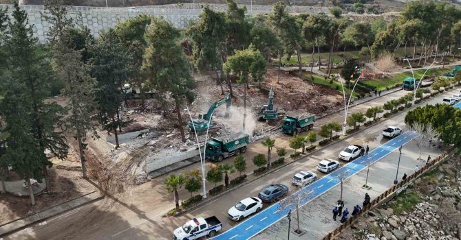 Adana’da kaçak işletmeler yıkılıyor