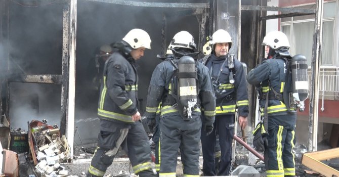 Mobilya imalathanesindeki yangında 3 kişi dumandan etkilendi