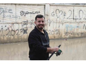 Adana’da altyapı isyanı: Esnaf göle dönen sokakta olta attı