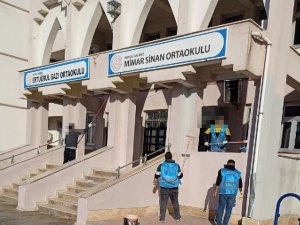 Yükümlüler, Mersin’de okulları temizleyip boyadı
