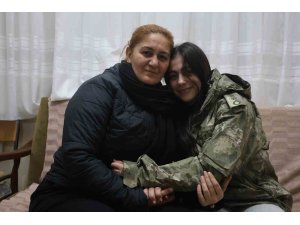 Depremzede Beliz’in, kendisine üşümesin diye montunu veren albayla görüşmesinde duygusal anlar yaşandı