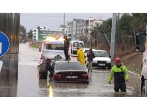 Adana’da sağanak hayatı felç etti: Araçlarında mahsur kalan vatandaşları itfaiye kurtardı