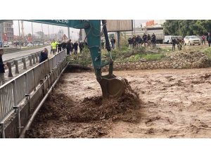 Erdemli’de şiddetli yağış sele neden oldu