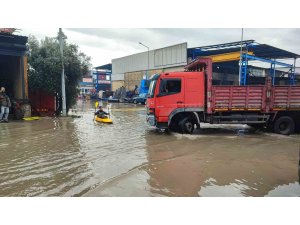 Her yağmurda göle dönen sokakta kano kullanmayı öğrendi