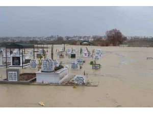 Adana’da kanal taştı, mezarlar sular altında kaldı