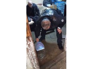 79 yaşındaki adamın evini su bastı, yardımına polis yetişti