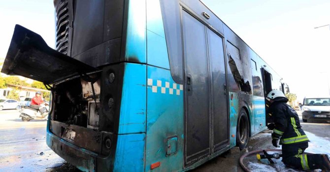 Antalya’da seyir halindeki halk otobüsü alevlere teslim oldu