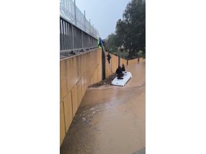 Sağanak yağmura servis aracında yakalananlar merdivenle kurtarıldı