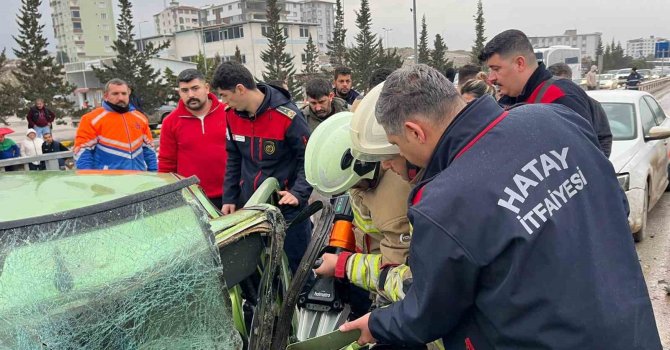 Minibüsle çarpışan otomobil hurdaya döndü: 1’i ağır 5 yaralı