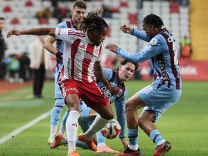 Trendyol Süper Lig: Antalyaspor: 1 - Trabzonspor: 0 (İlk yarı)