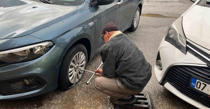 Bisikletli magandalar sürücülerin kabusu oldu: Araçların lastiklerini kesip tuvalete zarar verdiler