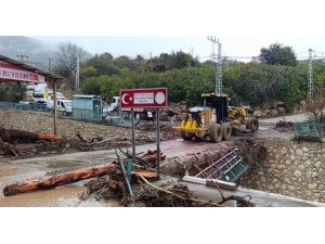 Mersin’de selin izleri silinmeye çalışılıyor